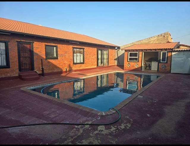 4 BEDROOM HOUSE FOR SALE IN LENASIA SOUTH